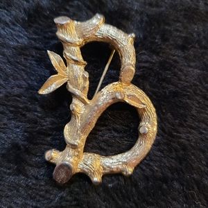 Sarah Coventry goldtone "B" brooch (77)